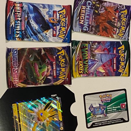 Pokemon tcg Jolteon V tin ( Has all items but isnt sealed/wrapped